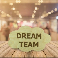 Drewniane tabliczki na przyjęcie firmowe